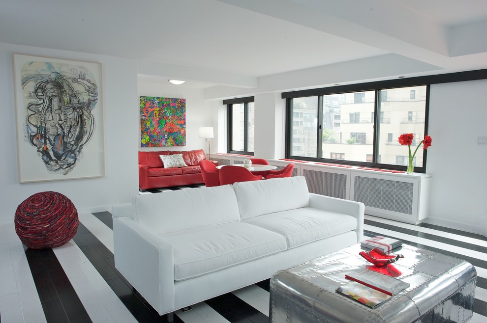На фото: гостиная комната в современном стиле с белыми стенами и деревянным полом с