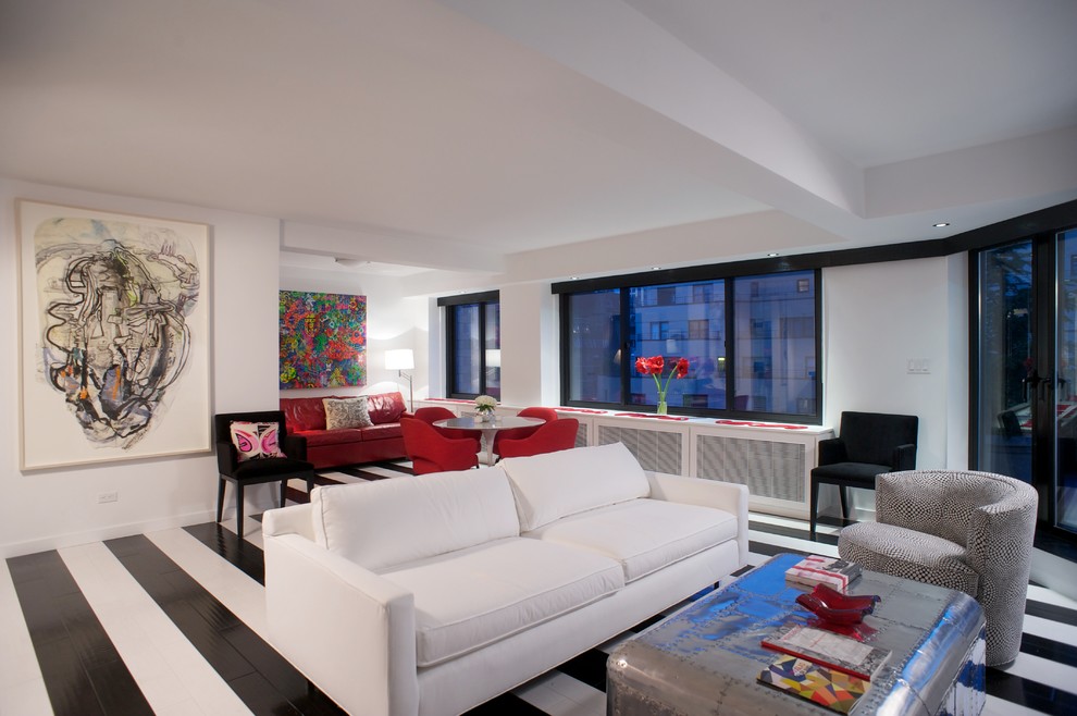 Свежая идея для дизайна: открытая гостиная комната среднего размера в современном стиле с белыми стенами, деревянным полом и разноцветным полом без камина, телевизора - отличное фото интерьера