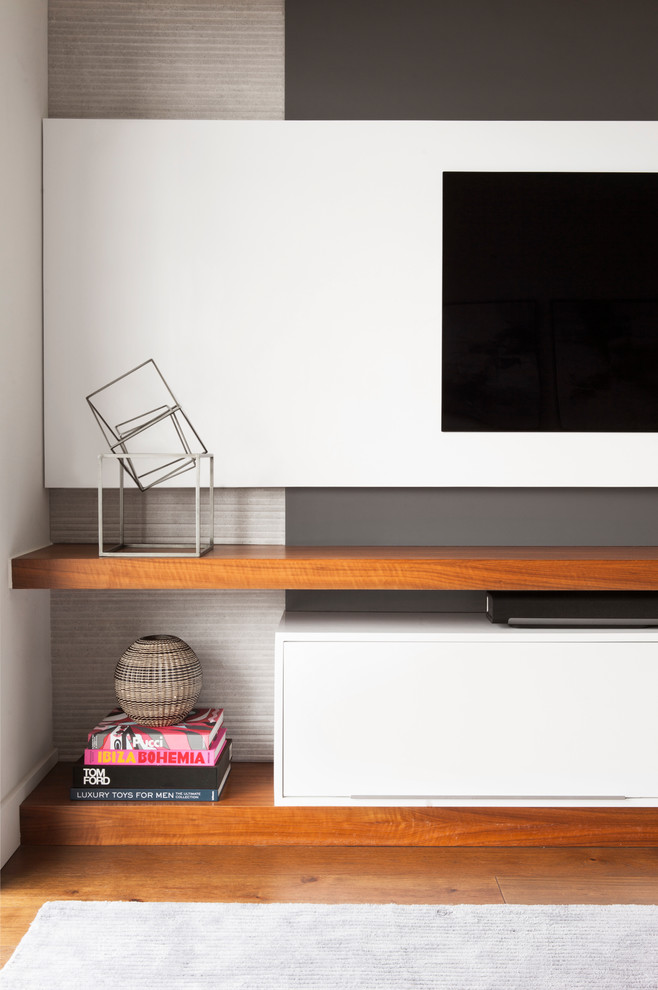 Пример оригинального дизайна: парадная, открытая гостиная комната среднего размера в стиле модернизм с белыми стенами, паркетным полом среднего тона, телевизором на стене и коричневым полом