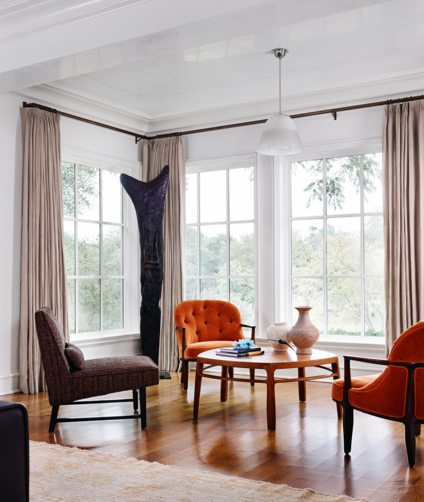 Пример оригинального дизайна: парадная, открытая гостиная комната среднего размера в стиле неоклассика (современная классика) с белыми стенами, паркетным полом среднего тона и коричневым полом без камина, телевизора
