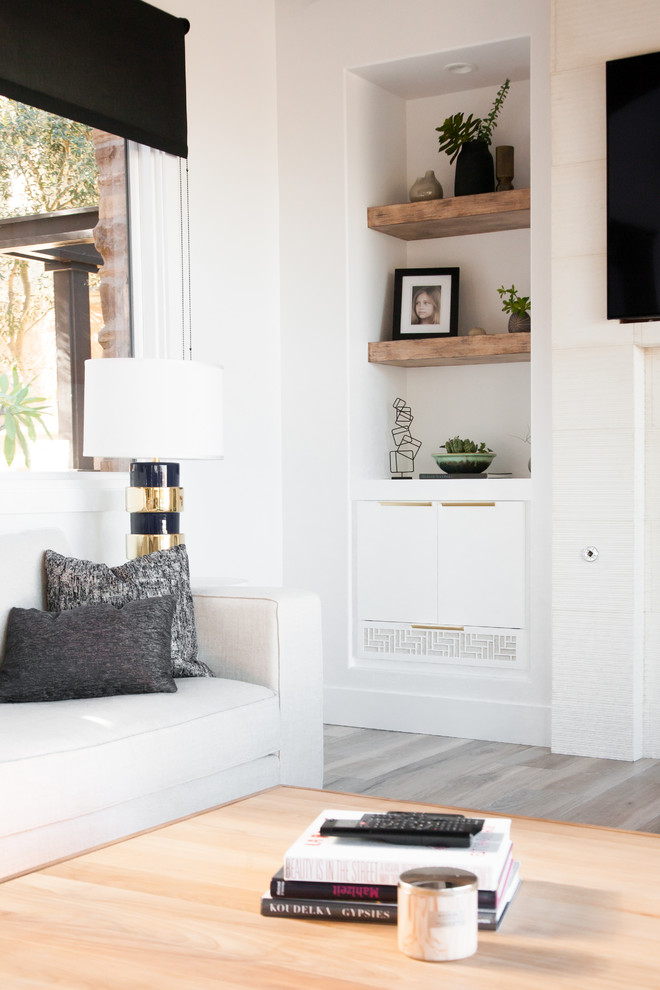 Idee per un grande soggiorno design aperto con pareti bianche, cornice del camino in pietra, TV a parete e pavimento marrone