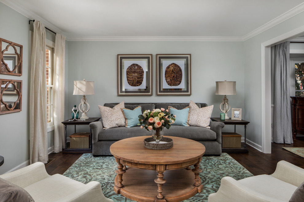Großes, Repräsentatives, Abgetrenntes Klassisches Wohnzimmer mit grauer Wandfarbe, braunem Holzboden und braunem Boden in Washington, D.C.