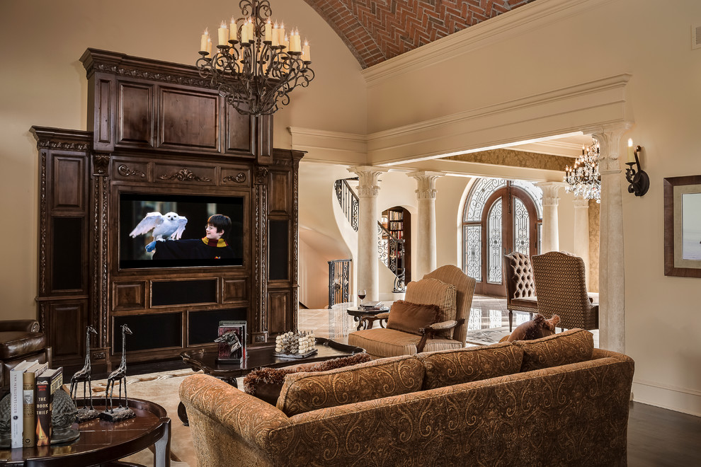 Свежая идея для дизайна: огромная гостиная комната в средиземноморском стиле - отличное фото интерьера