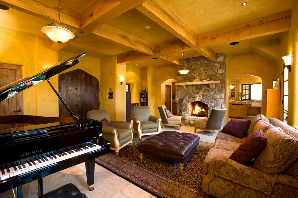 Immagine di un soggiorno mediterraneo chiuso con sala della musica, pareti beige, camino classico, cornice del camino in pietra e nessuna TV
