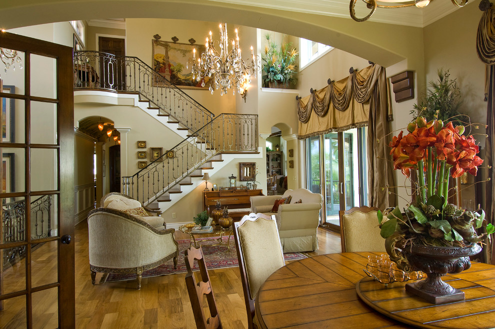 Mittelgroßes, Repräsentatives, Fernseherloses Mediterranes Wohnzimmer ohne Kamin, im Loft-Stil mit beiger Wandfarbe, braunem Holzboden und braunem Boden in Tampa
