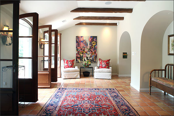 Immagine di un grande soggiorno mediterraneo chiuso con pareti beige, pavimento con piastrelle in ceramica, nessun camino e nessuna TV