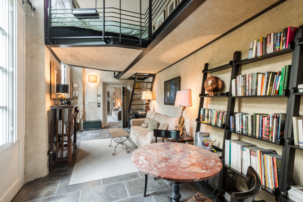 Foto di un soggiorno classico con pareti beige e libreria