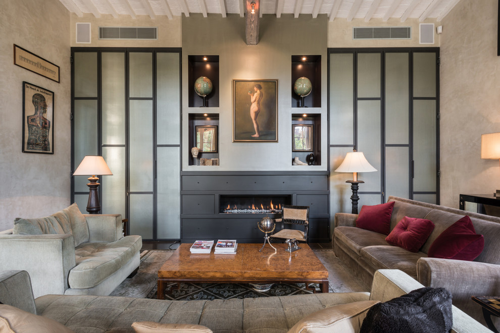 Свежая идея для дизайна: изолированная гостиная комната в стиле фьюжн с горизонтальным камином и серыми стенами - отличное фото интерьера