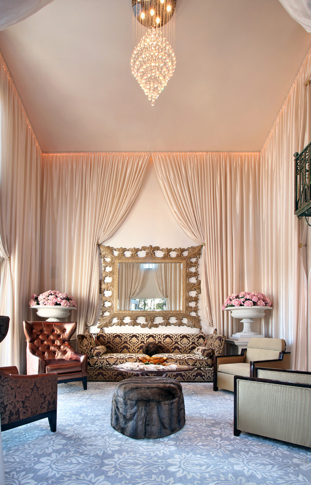Свежая идея для дизайна: гостиная комната в средиземноморском стиле с бежевыми стенами - отличное фото интерьера