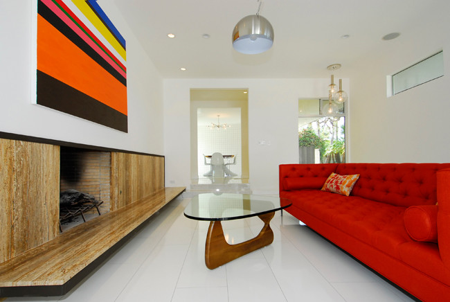 Idee per un soggiorno minimal di medie dimensioni e chiuso con pareti bianche, pavimento in linoleum, camino classico e cornice del camino in legno