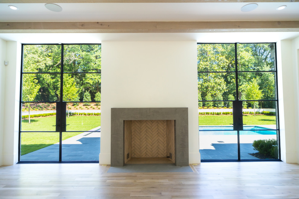 Diseño de salón abierto minimalista grande con paredes blancas, suelo de madera clara, todas las chimeneas, marco de chimenea de piedra, pared multimedia, suelo blanco y machihembrado