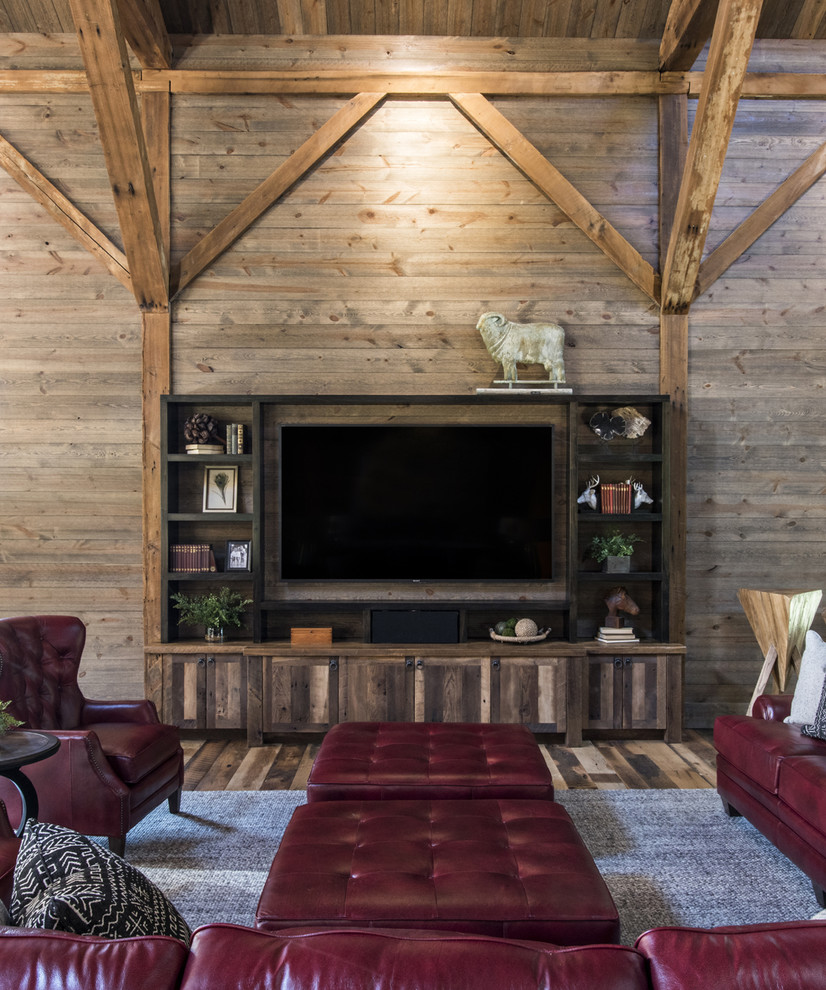 Foto på ett lantligt vardagsrum, med bruna väggar, mellanmörkt trägolv, en inbyggd mediavägg och brunt golv