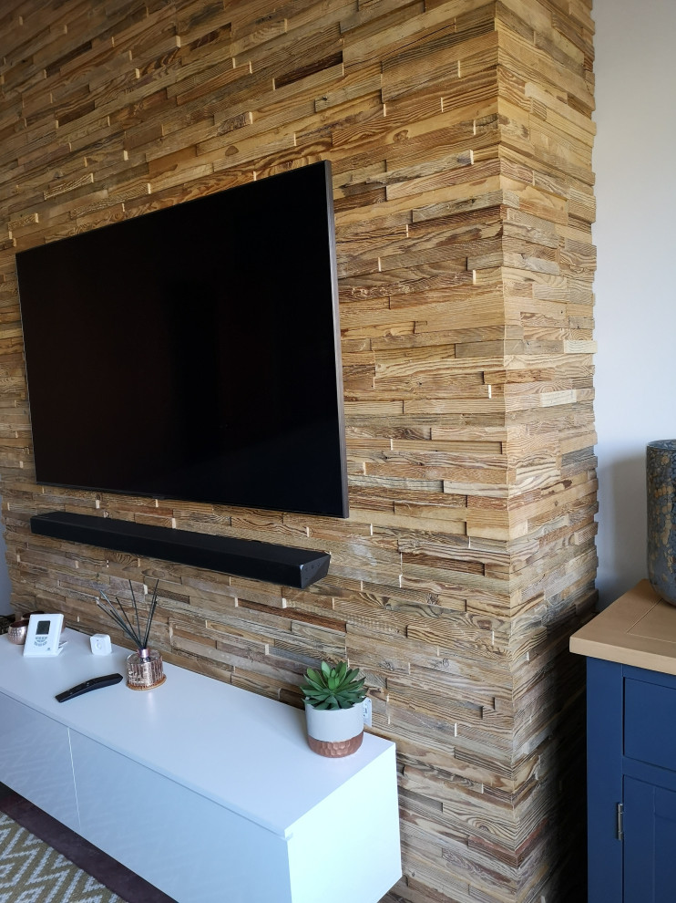 Réalisation d'un petit salon minimaliste avec un téléviseur fixé au mur et du lambris.