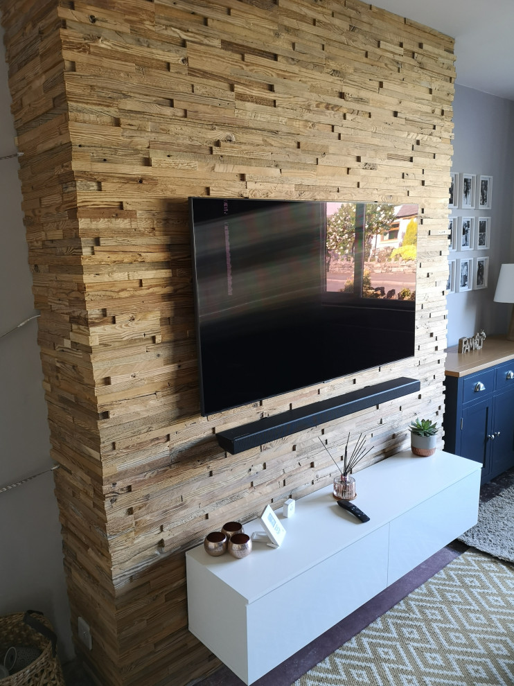Modelo de salón moderno con televisor colgado en la pared y panelado