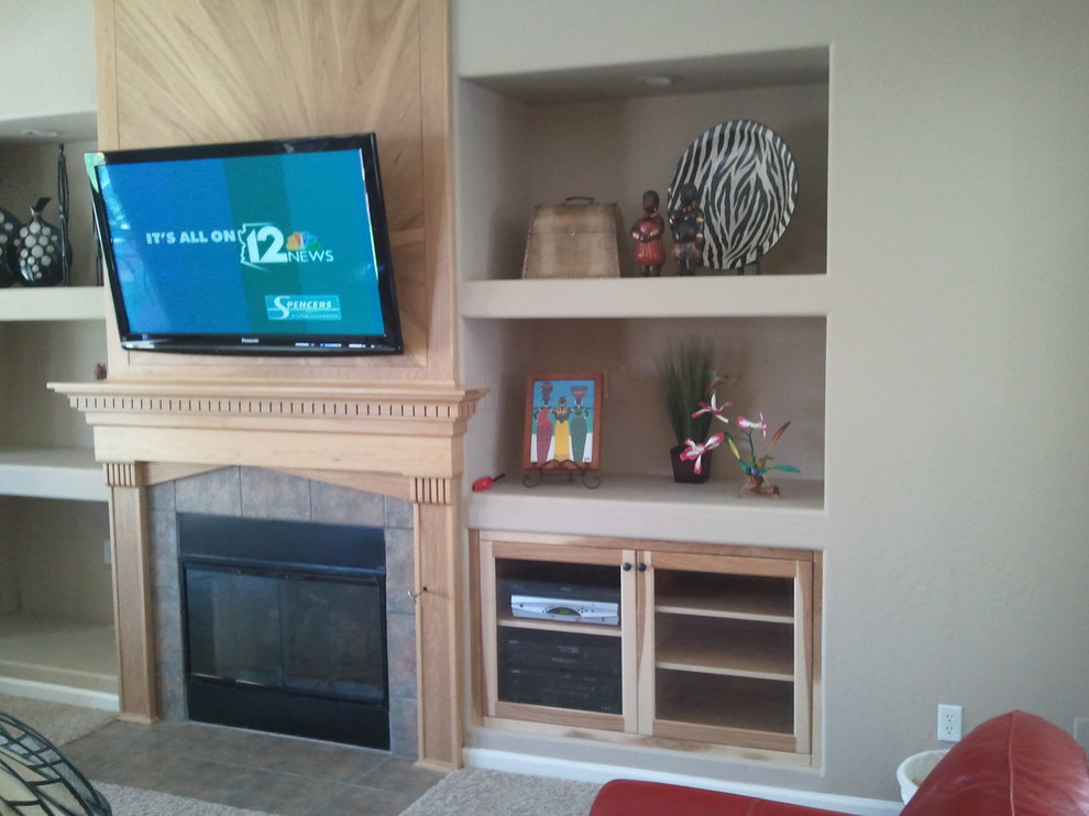 Modernes Wohnzimmer mit TV-Wand in Phoenix