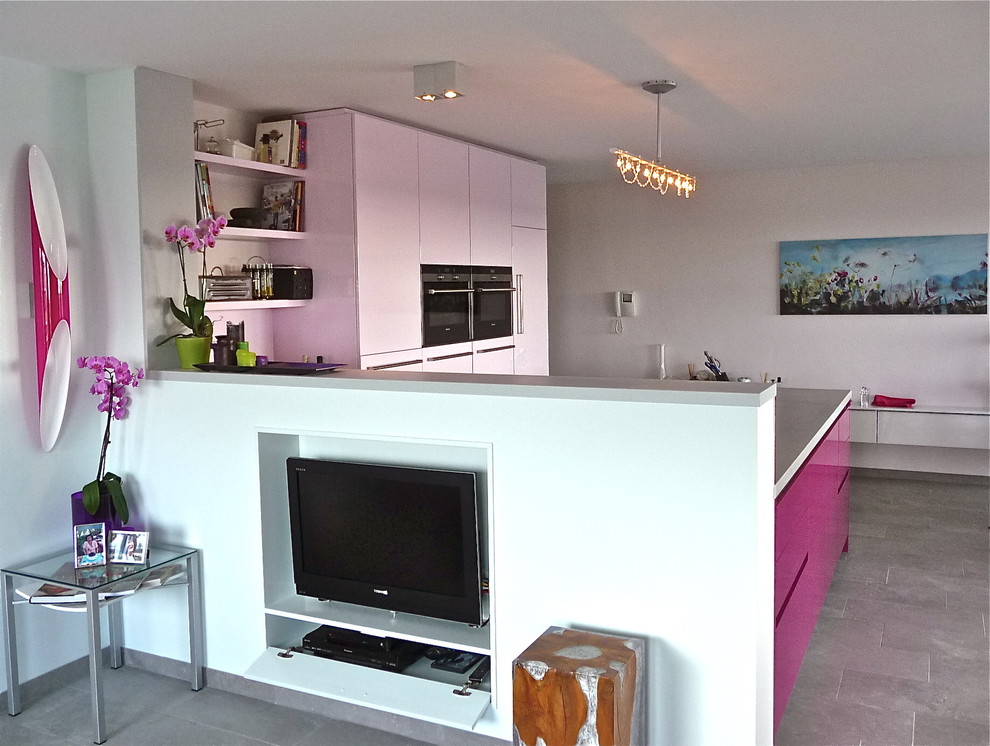 Mittelgroßes, Offenes Modernes Wohnzimmer mit weißer Wandfarbe, Keramikboden und Multimediawand in Amsterdam