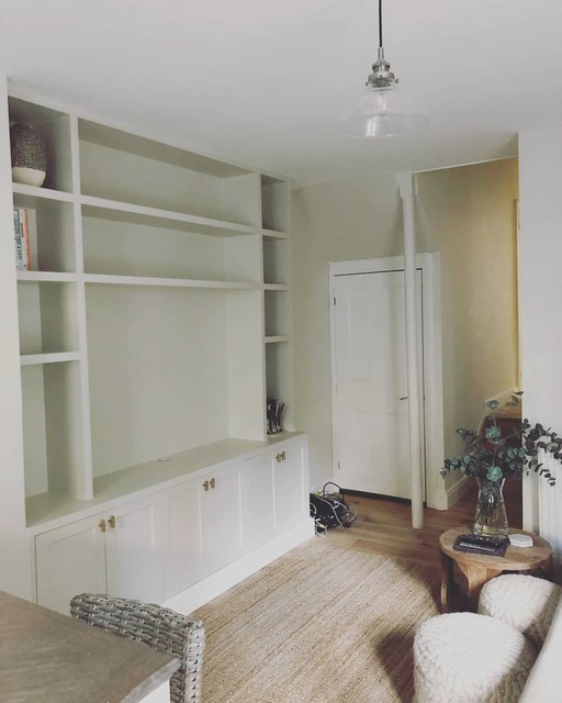 Tv media unit and alcove with floating shelves. Moderno