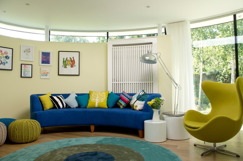 Idee per un grande soggiorno minimal con pareti beige e pavimento in legno massello medio
