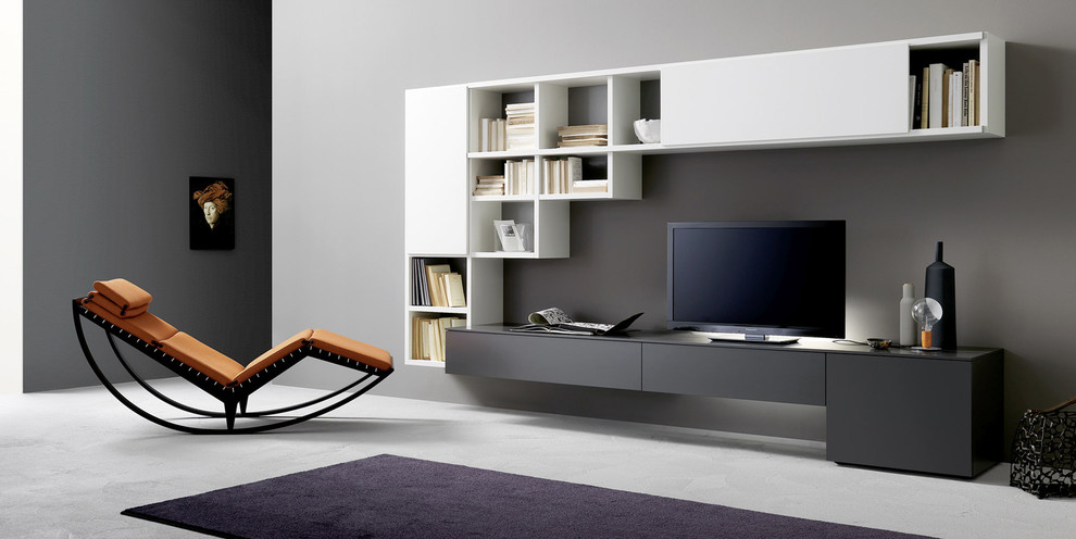 Cette image montre un salon minimaliste de taille moyenne et ouvert avec un mur gris et un sol gris.