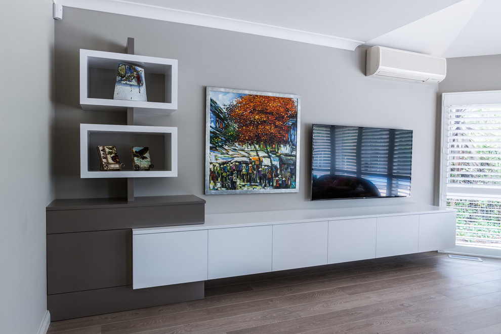 Großes Modernes Wohnzimmer mit beiger Wandfarbe, braunem Holzboden und TV-Wand in Sydney