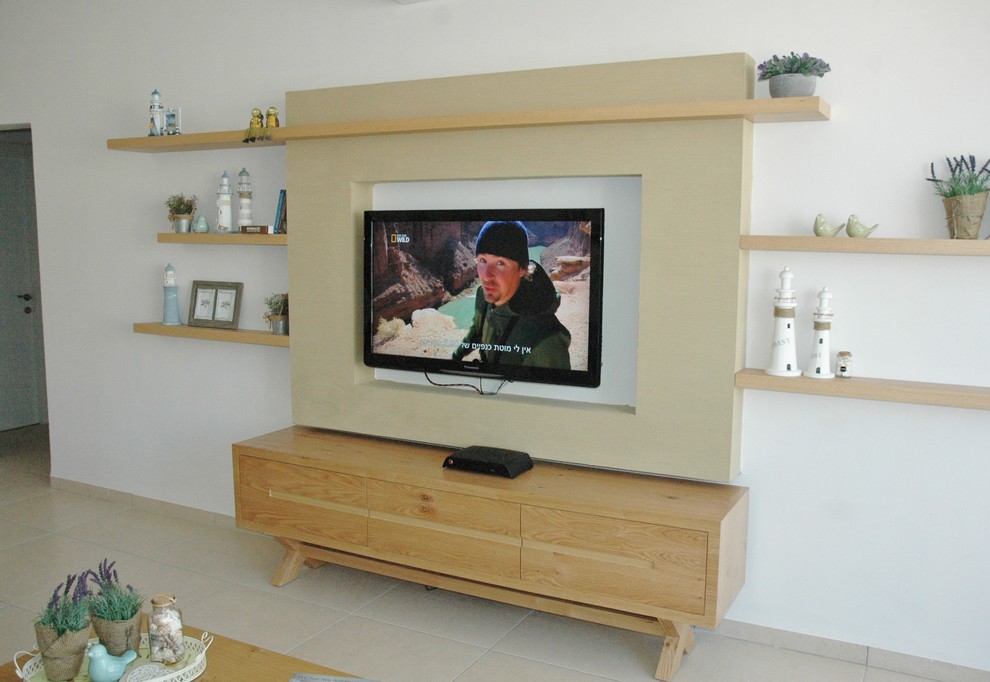 Modelo de salón abierto actual grande con paredes marrones, suelo de baldosas de cerámica y televisor colgado en la pared
