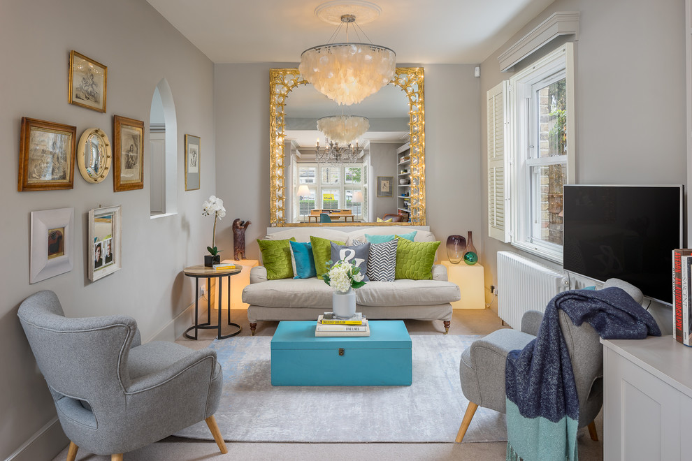 Idee per un piccolo soggiorno chic chiuso con pareti grigie, moquette, TV a parete e pavimento beige