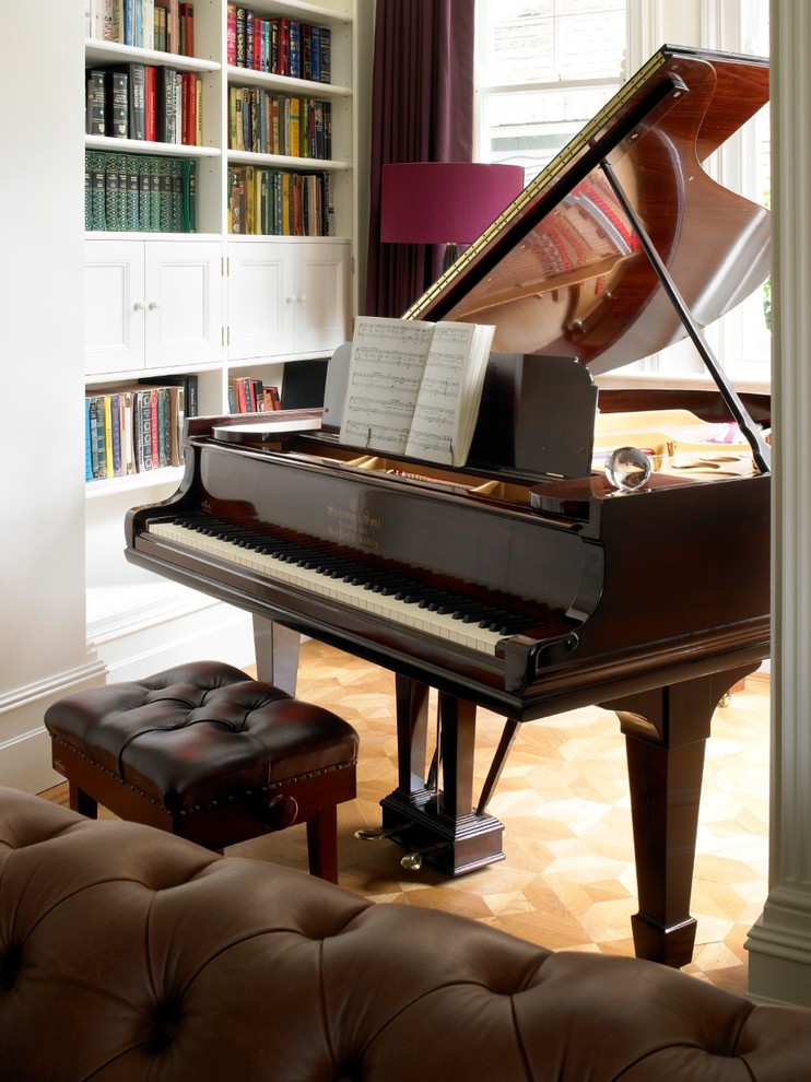 Immagine di un soggiorno classico con sala della musica
