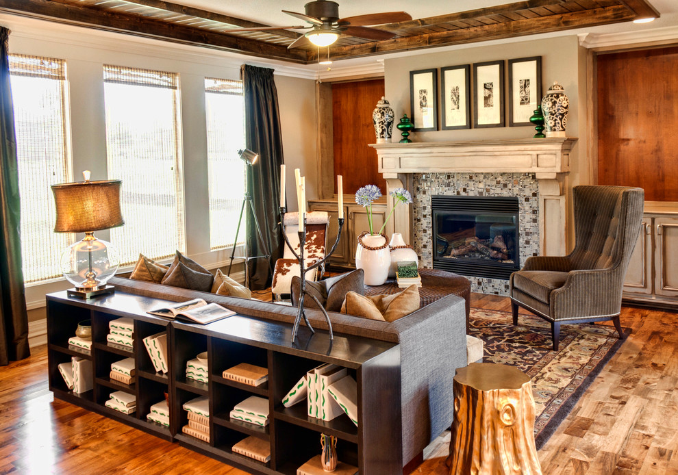 Cette image montre un salon design avec une cheminée standard et un manteau de cheminée en carrelage.