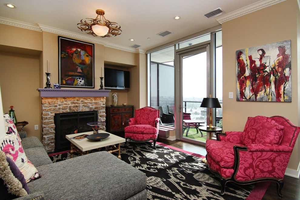 Offenes, Kleines Eklektisches Wohnzimmer mit beiger Wandfarbe, dunklem Holzboden, Kamin, Kaminumrandung aus Stein und TV-Wand in Minneapolis