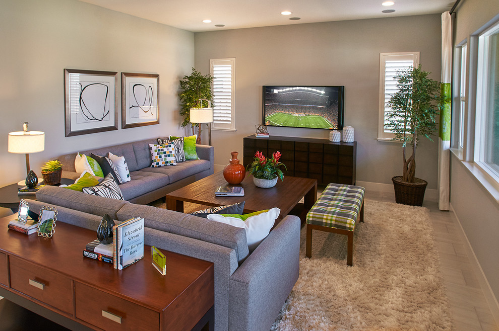 Источник вдохновения для домашнего уюта: открытая гостиная комната среднего размера в стиле ретро с серыми стенами и телевизором на стене без камина