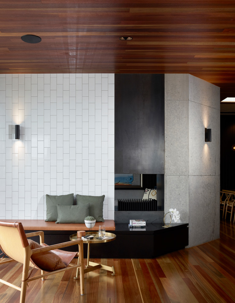 Idées déco pour un salon contemporain ouvert avec un sol en bois brun, une cheminée standard, un sol marron et un plafond en bois.