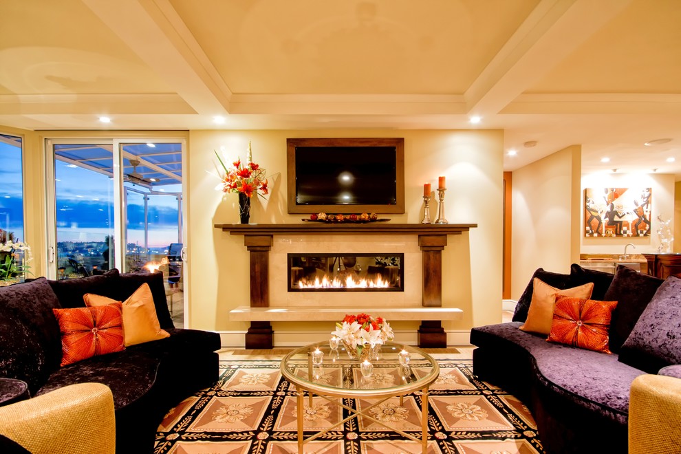 Großes, Offenes, Repräsentatives Klassisches Wohnzimmer mit beiger Wandfarbe, Teppichboden, Kamin, Kaminumrandung aus Stein und TV-Wand in Vancouver