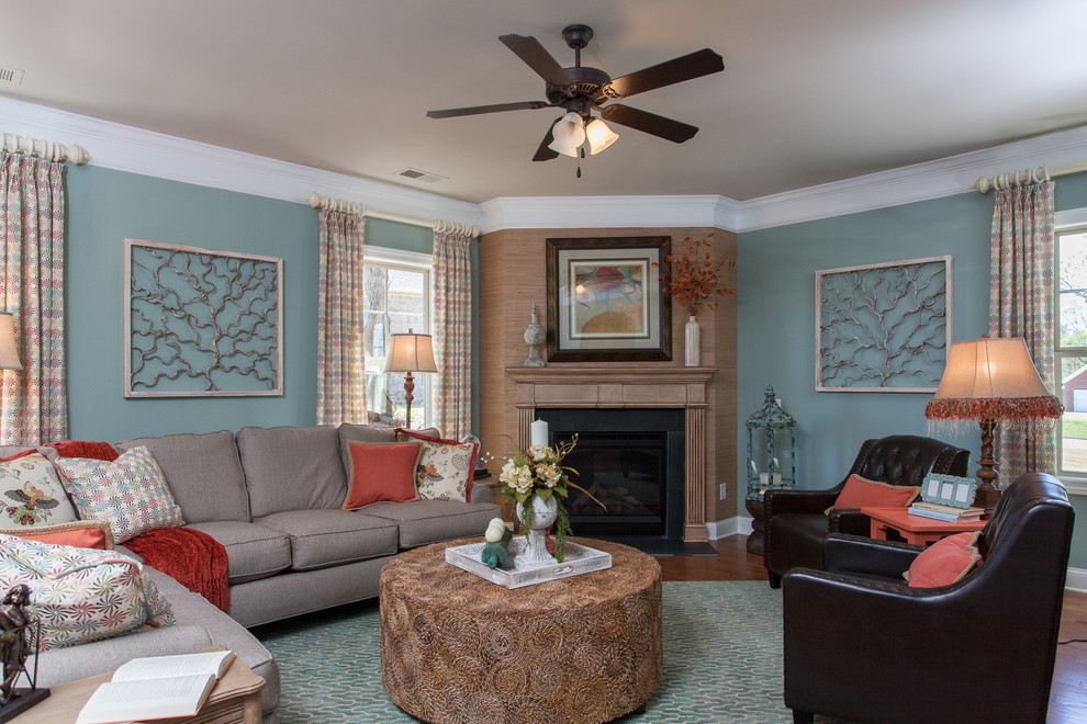 На фото: гостиная комната в классическом стиле с синими стенами, угловым камином и коричневым диваном с