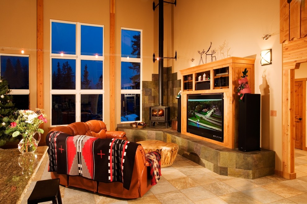 Foto di un soggiorno di medie dimensioni e aperto con pavimento con piastrelle in ceramica, stufa a legna, cornice del camino piastrellata e parete attrezzata