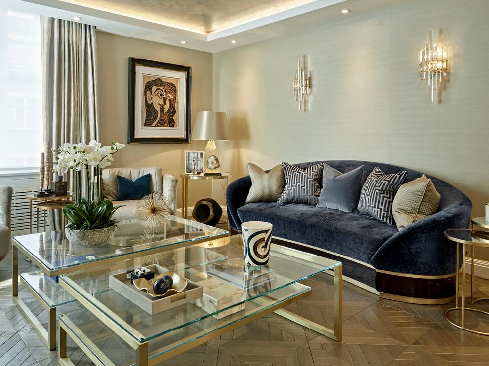 Idee per un soggiorno classico con pareti grigie, parquet chiaro e pavimento beige
