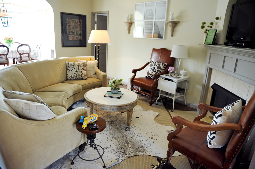 Идея дизайна: гостиная комната в стиле фьюжн с угловым камином и ковром на полу