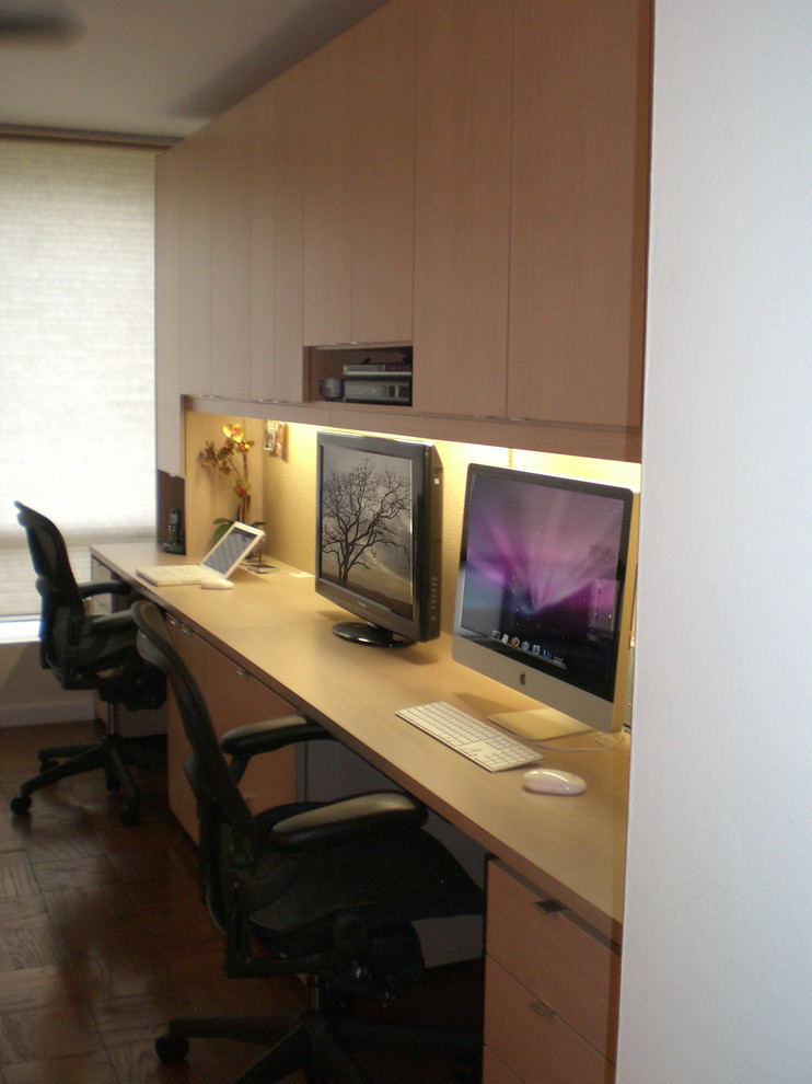 Imagen de despacho actual de tamaño medio con biblioteca