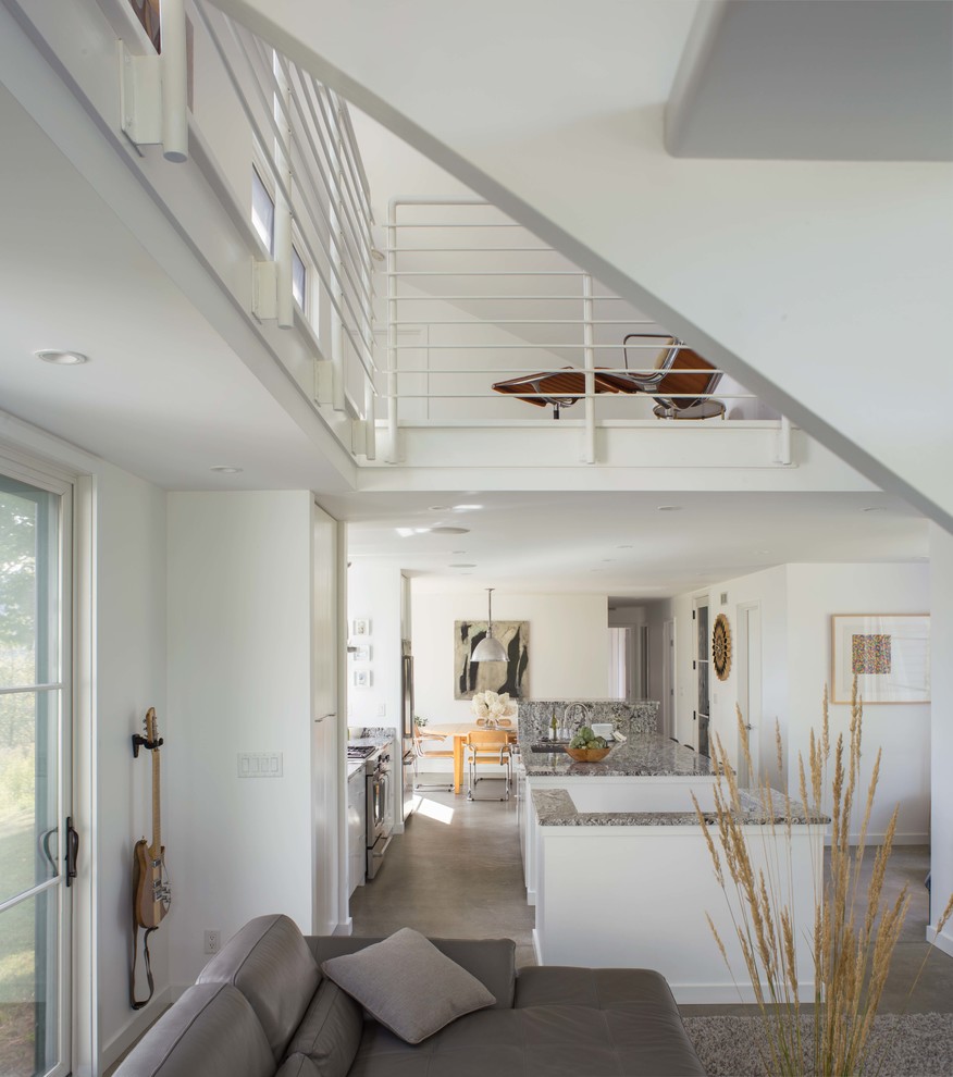 Mittelgroßes, Repräsentatives, Offenes Modernes Wohnzimmer mit weißer Wandfarbe, Betonboden, Kaminofen und grauem Boden in Burlington