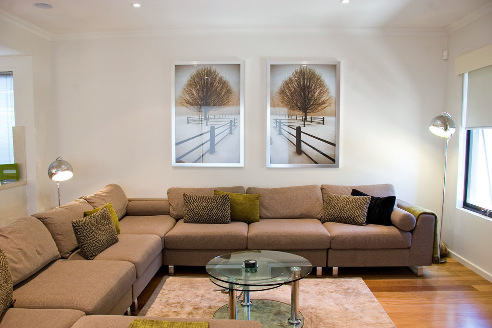 Immagine di un grande soggiorno minimalista aperto con pareti bianche, parquet chiaro, camino ad angolo, cornice del camino in metallo, pavimento giallo e sala formale
