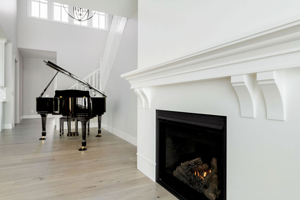 Idées déco pour un salon classique ouvert avec un mur blanc, parquet clair, une cheminée standard et un sol beige.