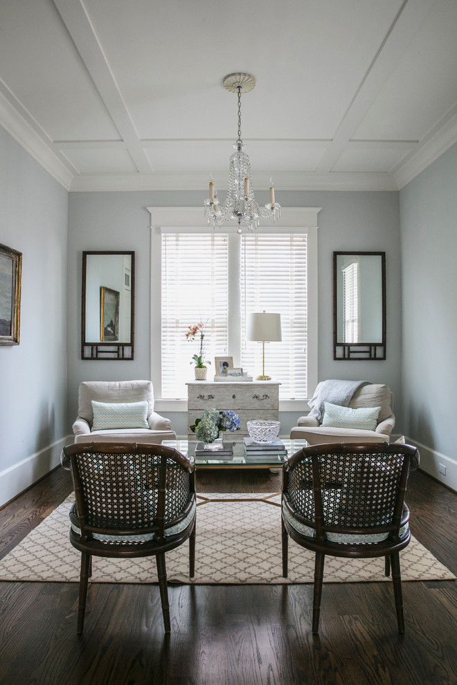 Пример оригинального дизайна: гостиная комната в классическом стиле с темным паркетным полом и синими стенами без телевизора