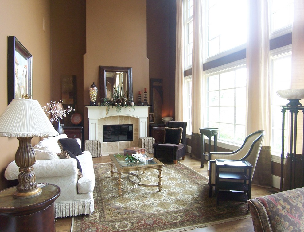 Пример оригинального дизайна: гостиная комната в классическом стиле с фасадом камина из плитки и ковром на полу