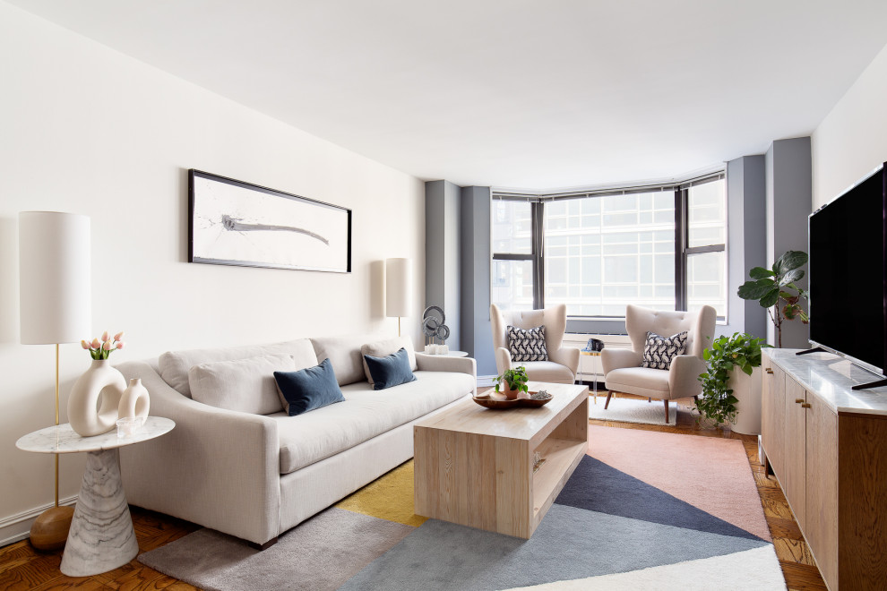 Idee per un grande soggiorno minimalista aperto con pareti bianche, pavimento in legno massello medio, TV autoportante e pavimento marrone