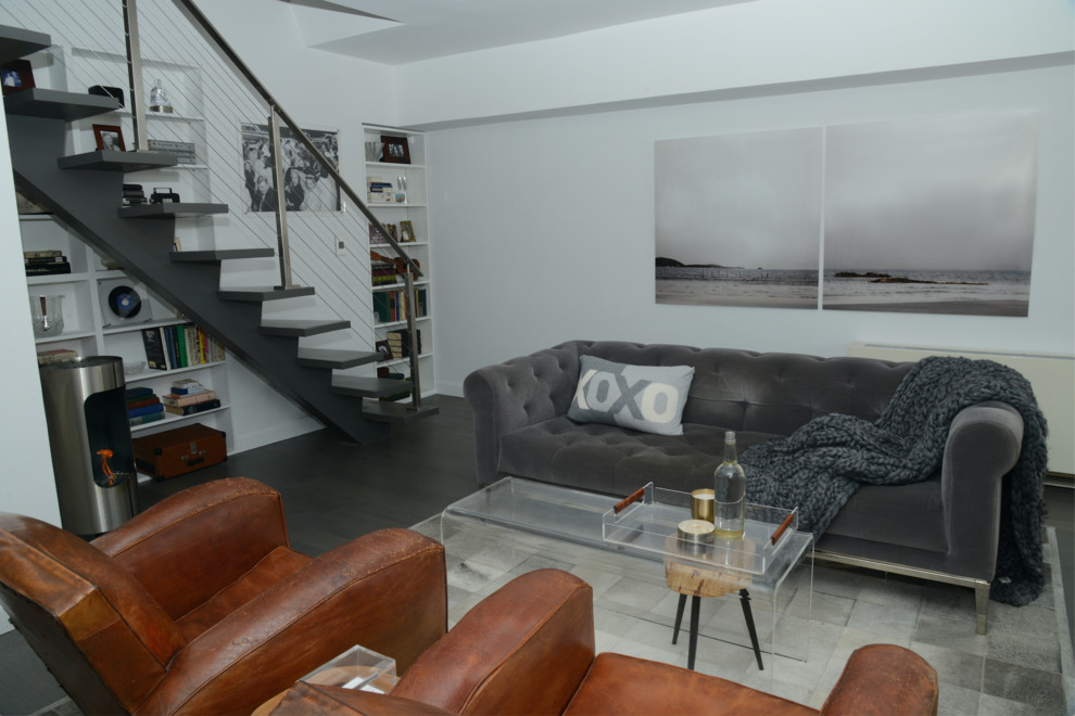 Idéer för ett mellanstort modernt vardagsrum, med vita väggar, mellanmörkt trägolv, en fristående TV och grått golv