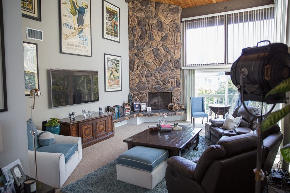 Offenes, Mittelgroßes Eklektisches Wohnzimmer mit Teppichboden, Kamin, Kaminumrandung aus Stein, TV-Wand und beiger Wandfarbe in Los Angeles
