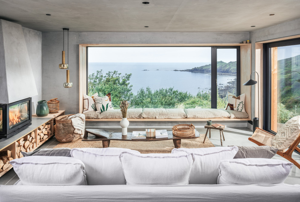 Idee per un soggiorno stile marino di medie dimensioni e aperto con camino sospeso e pavimento grigio