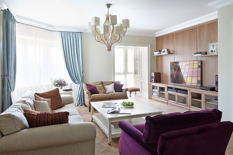 Esempio di un soggiorno minimal con sala formale, pareti bianche, parquet chiaro e TV a parete