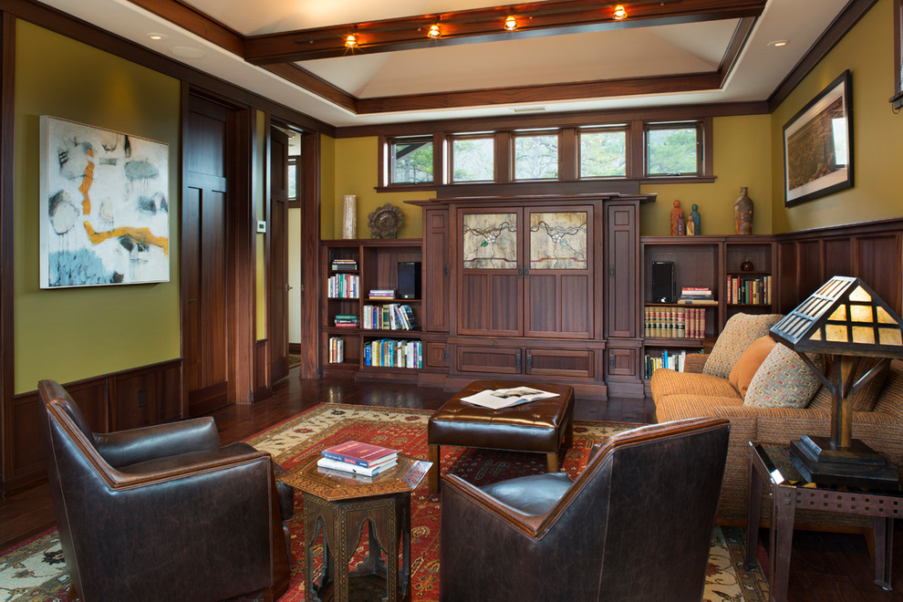 Idee per un soggiorno american style con sala formale, pareti beige e parquet scuro