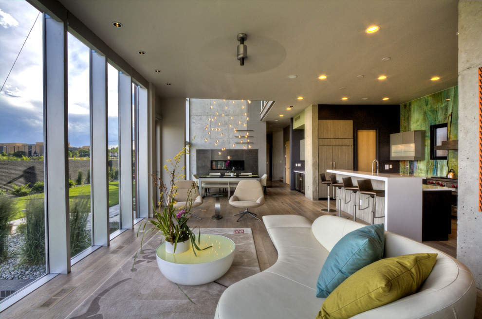Стильный дизайн: открытая, парадная гостиная комната среднего размера в современном стиле с серыми стенами, паркетным полом среднего тона и коричневым полом без камина, телевизора - последний тренд
