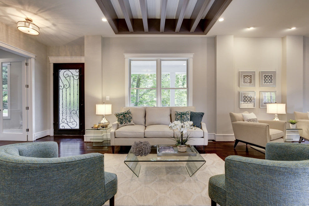 Imagen de salón para visitas abierto clásico renovado de tamaño medio sin televisor con paredes beige y suelo de madera oscura
